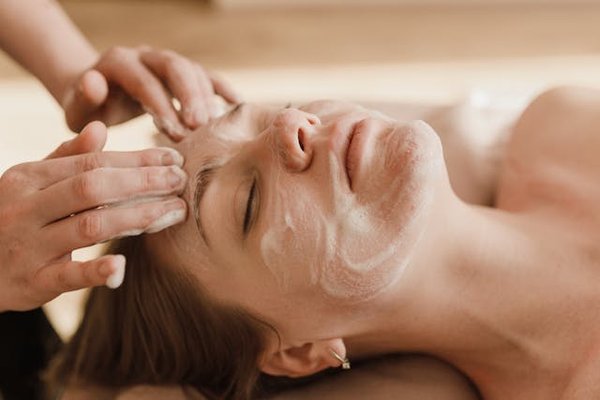 Quels sont les bienfaits du massage facial pour une peau ferme?