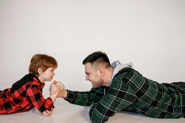 Comment marier des chemises à carreaux avec des pièces formelles pour un look équilibré?