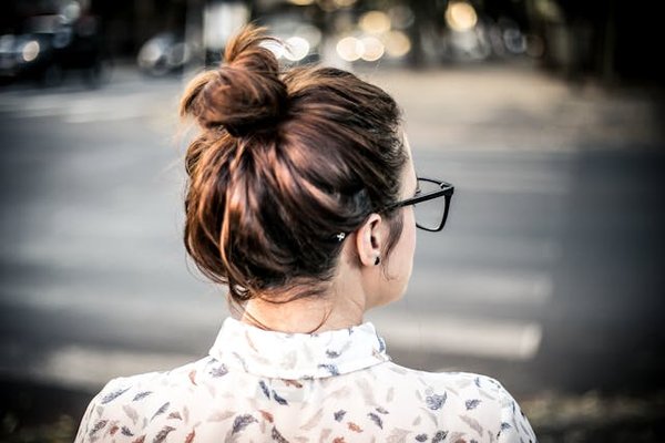 Comment réaliser une coiffure chignon bas pour un look élégant?